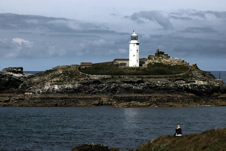 a lighthouse on the island with water around it