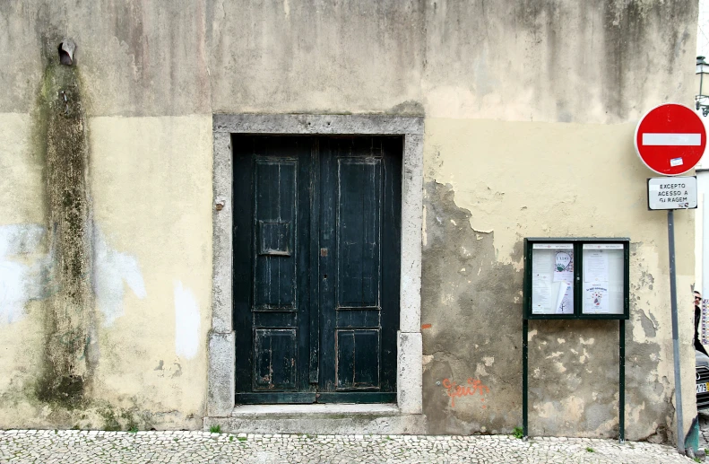 a street sign that reads do not enter on a building wall