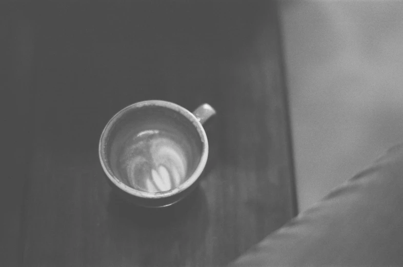 a cup is sitting on a table with the handle