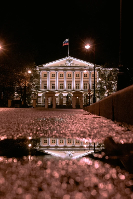 the state capitol building is reflected in a dle