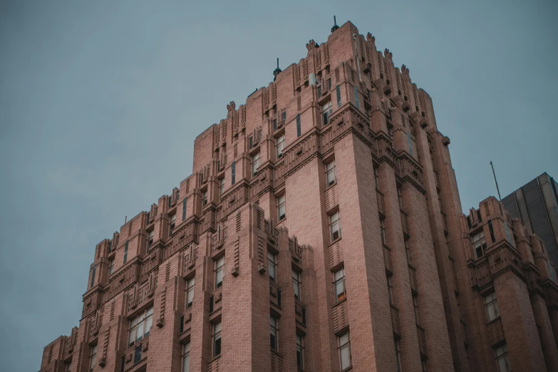 the top of an old building has many windows