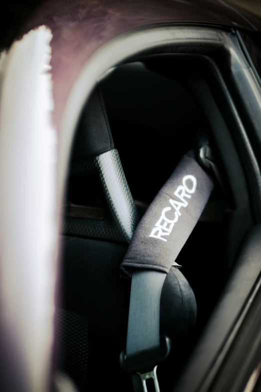 a black seat belt sitting in the front of a car