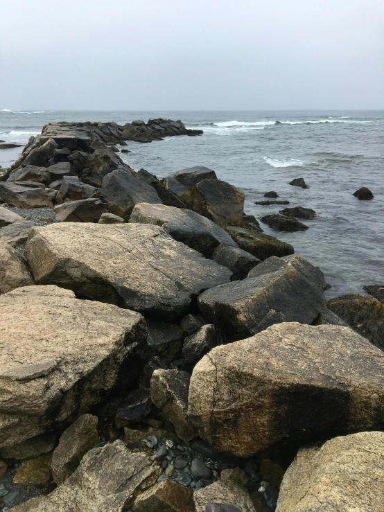 a bunch of large rocks next to the water