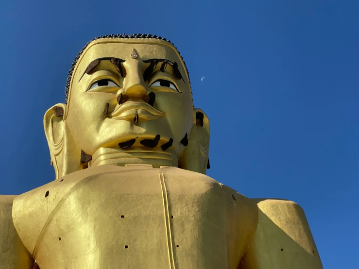 the back of the statue looks up into the sky