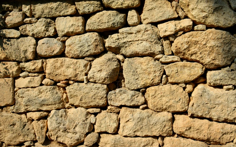 this is a po of the corner of a rock wall