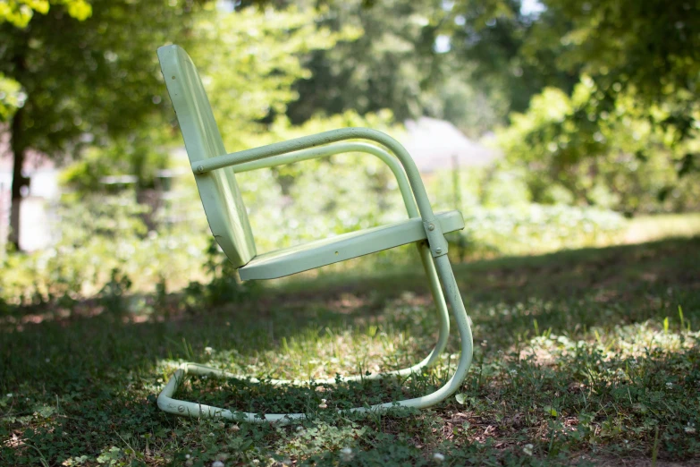 there is an empty chair in the grass