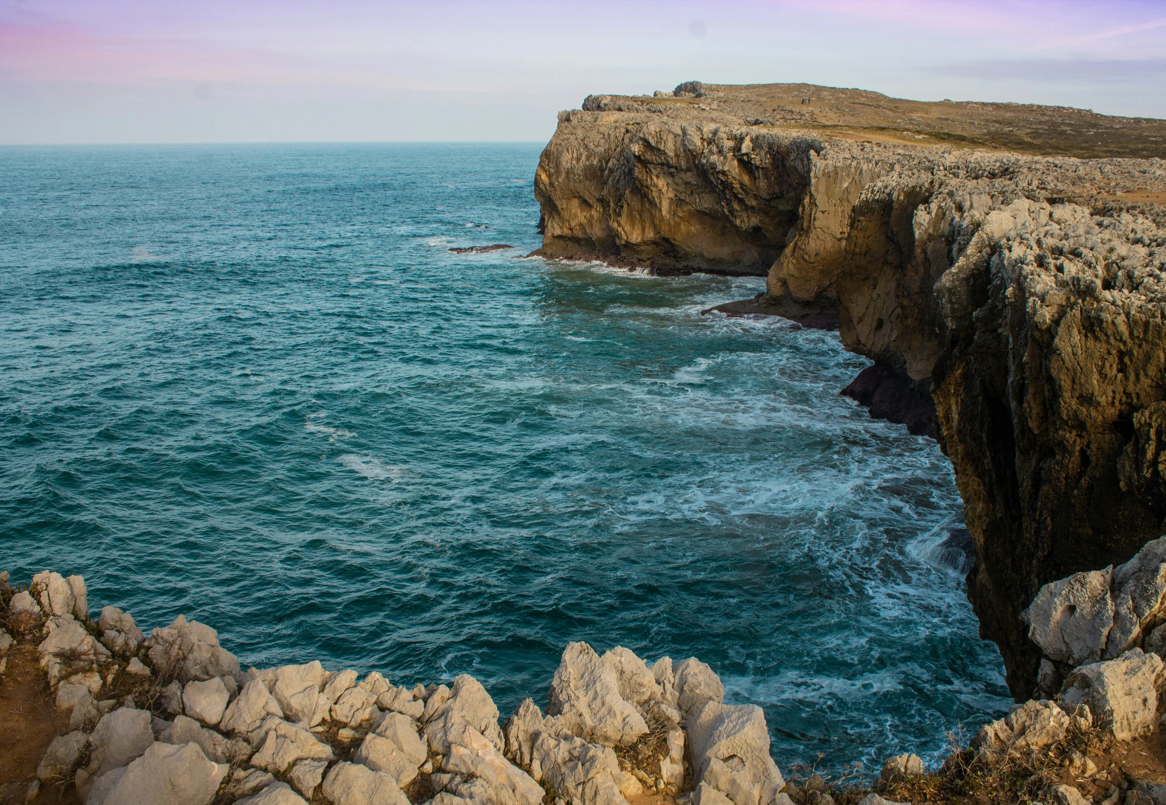 the rocks and water along the edge of a cliff