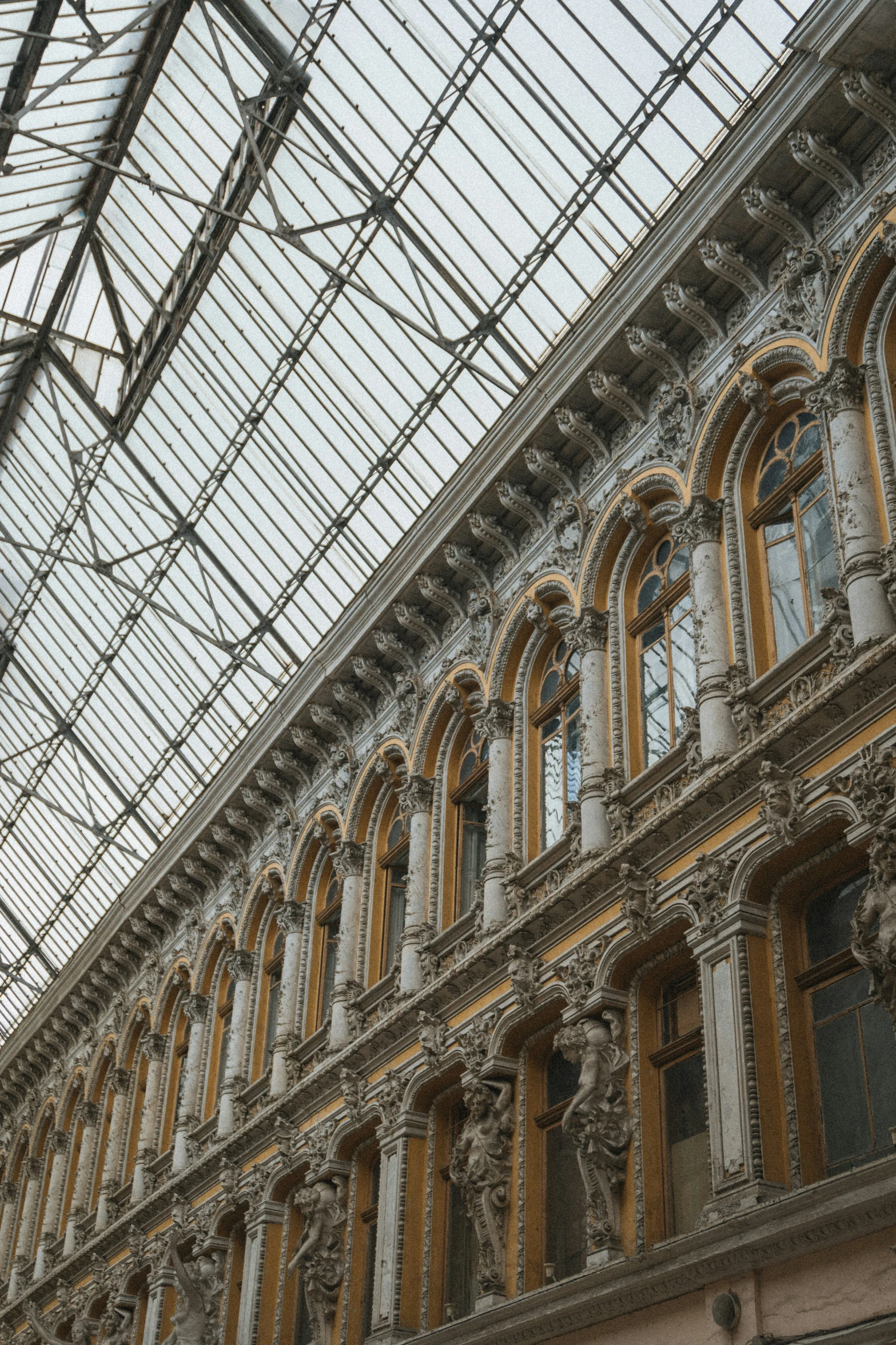 a building with a bunch of windows and a clear roof