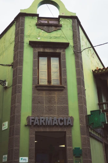 a building that has the name farmacin on it