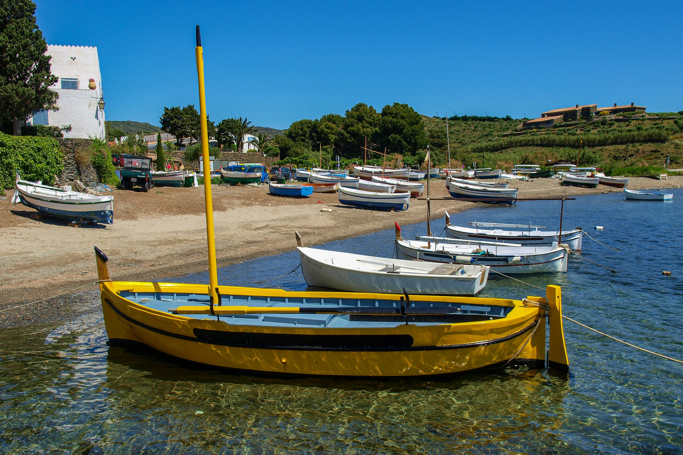 several small boats are parked on the shore