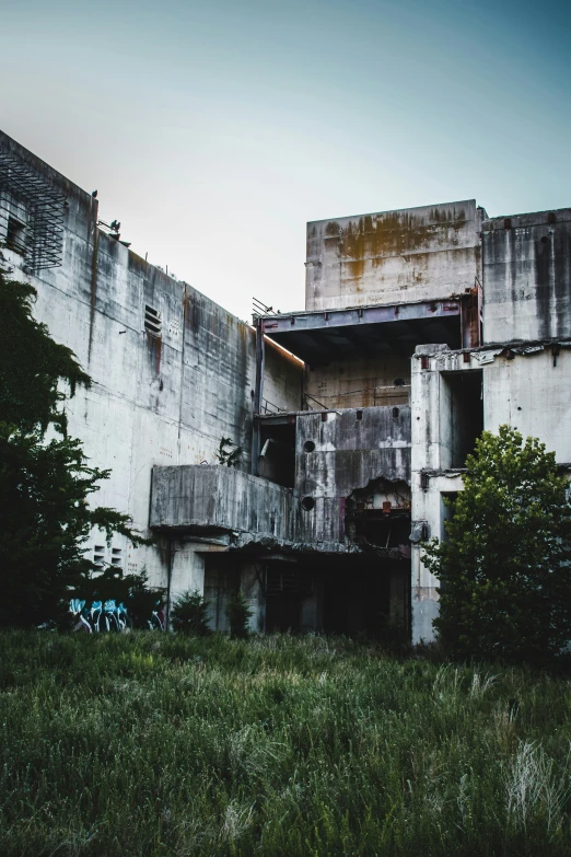 an old run down building sits in the middle of some trees