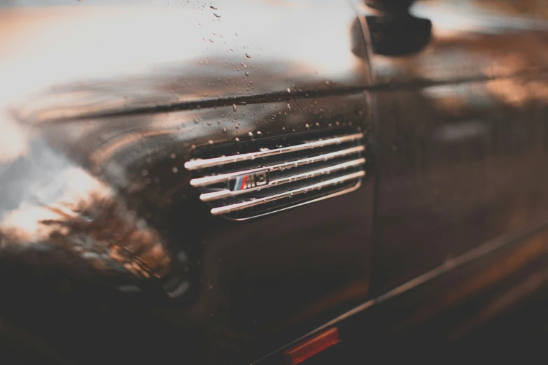 the close up of an old car's front hood grill