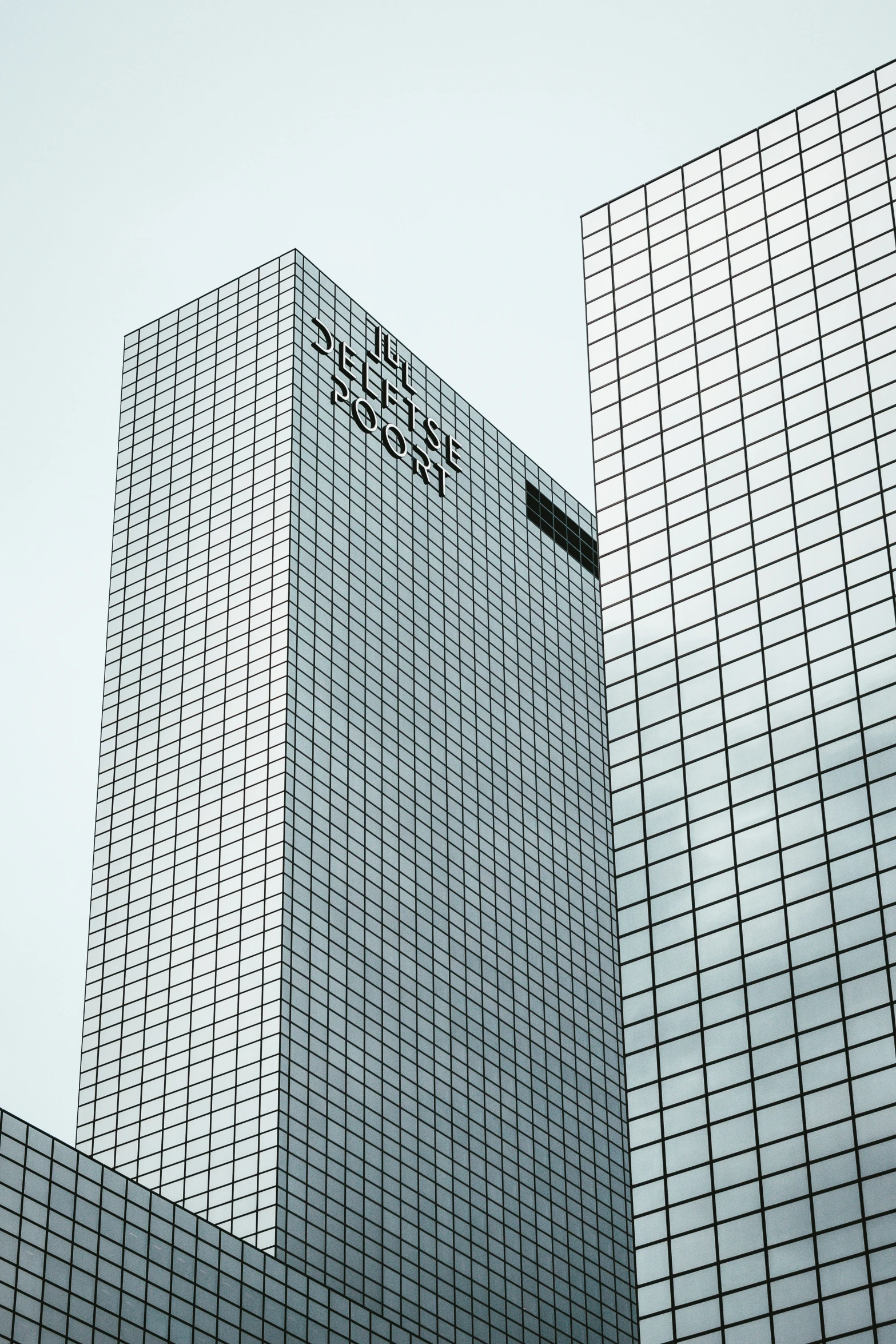 a building is shown from the bottom with very sharp lines on the windows