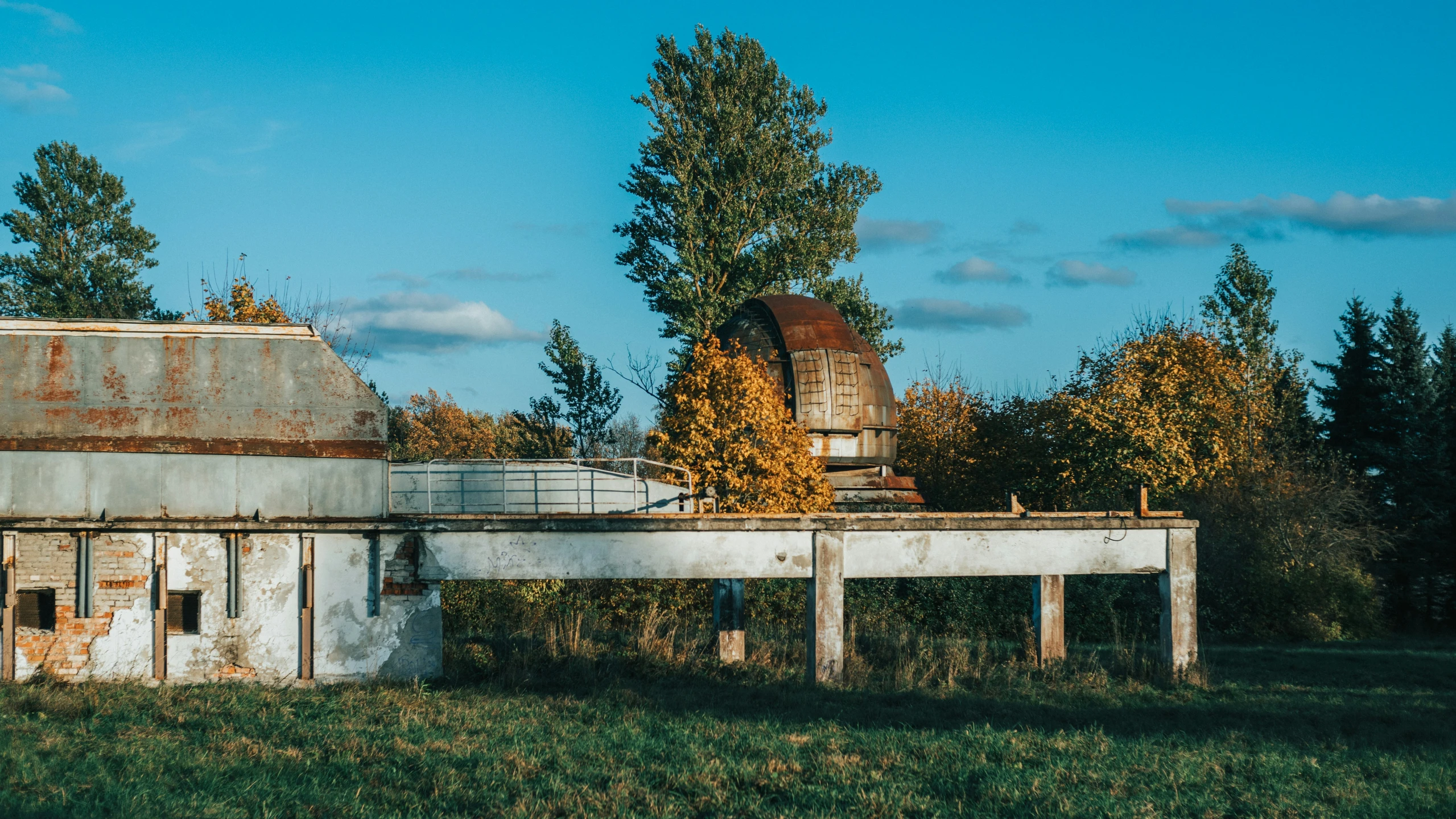 an old rusty, run down building in the middle of nowhere