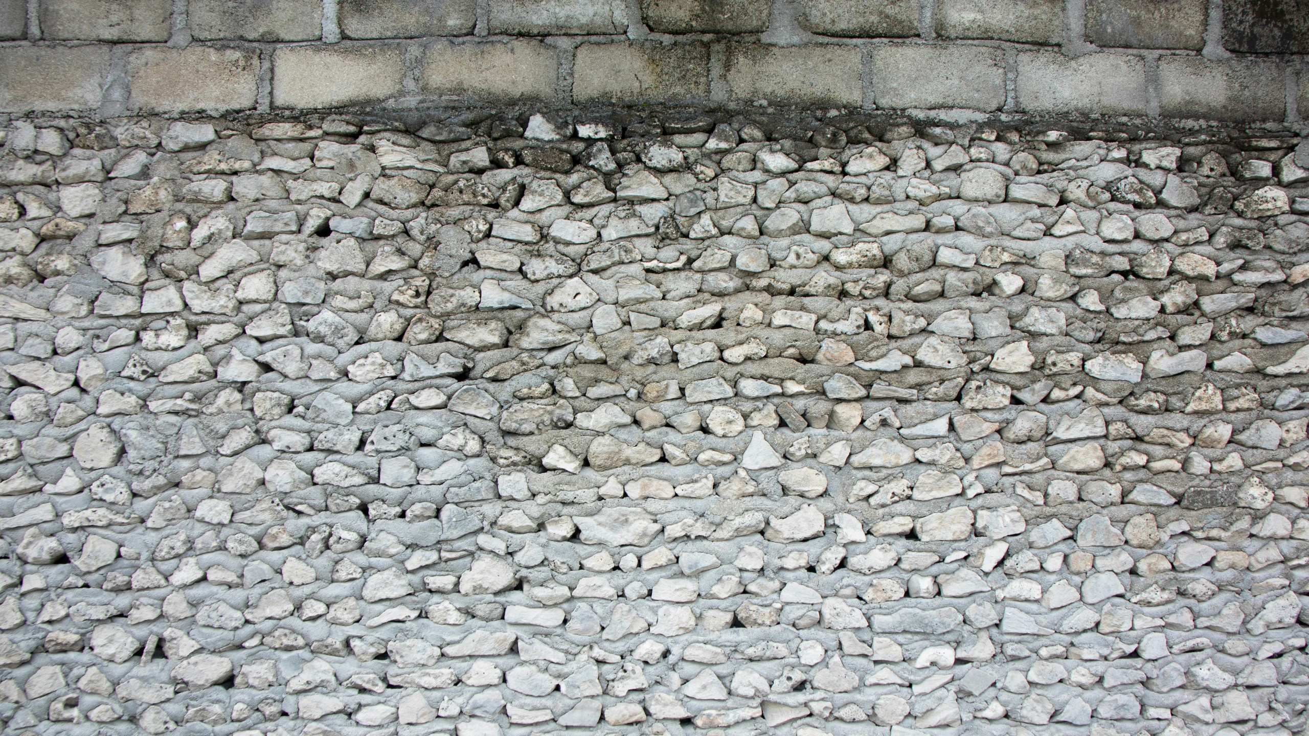 large bricks are arranged together on the wall