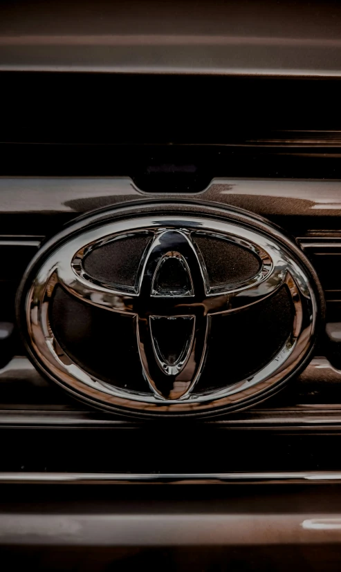 the front grill of a toyota vehicle with the emblem on