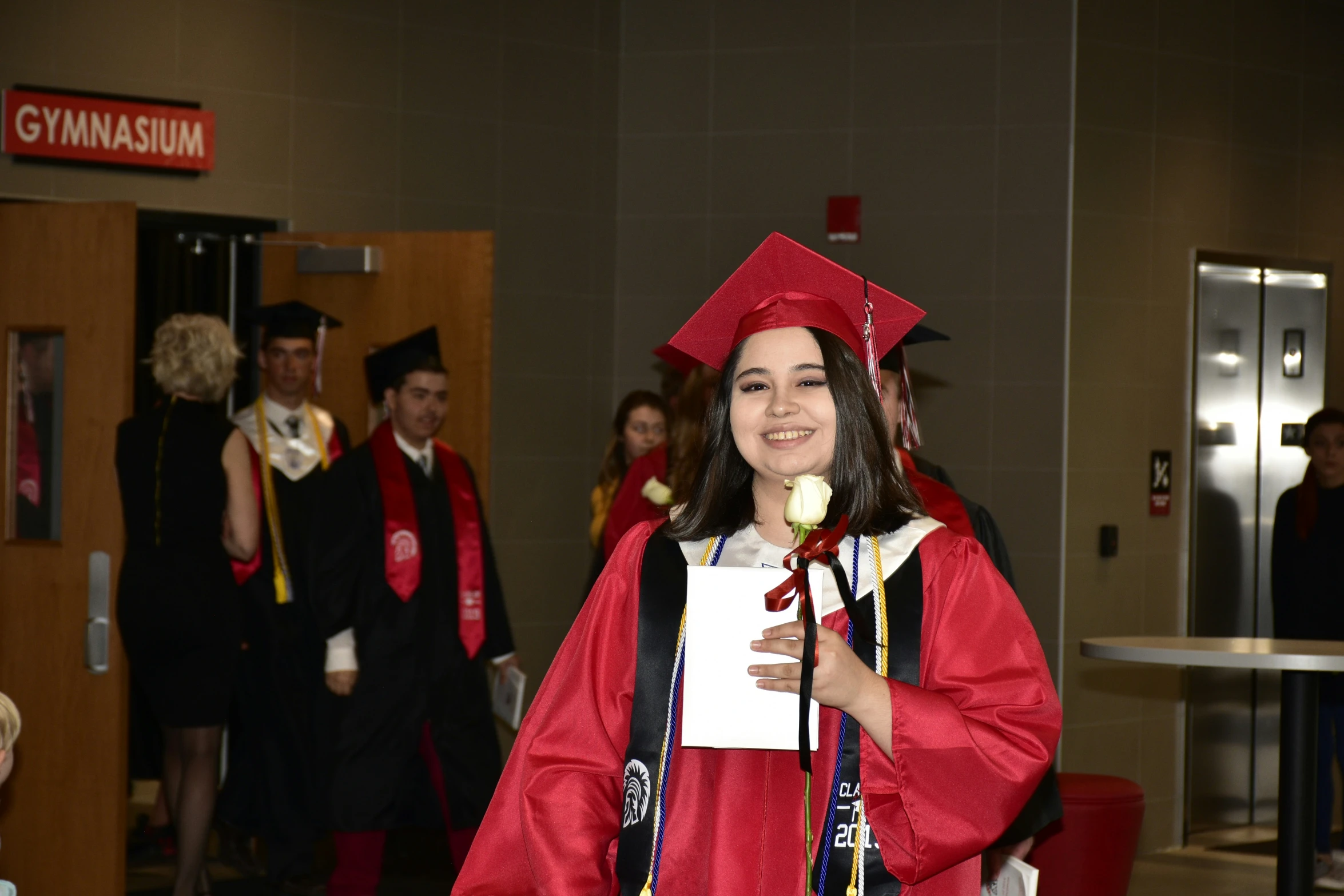 the graduate is posing for the camera on her graduation day