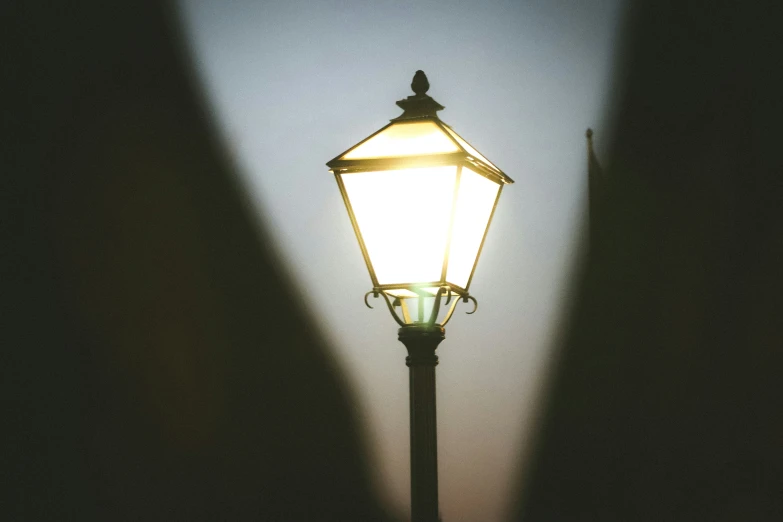 a light pole is shown in the dark