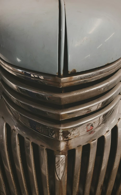 the front grille of an old antique car