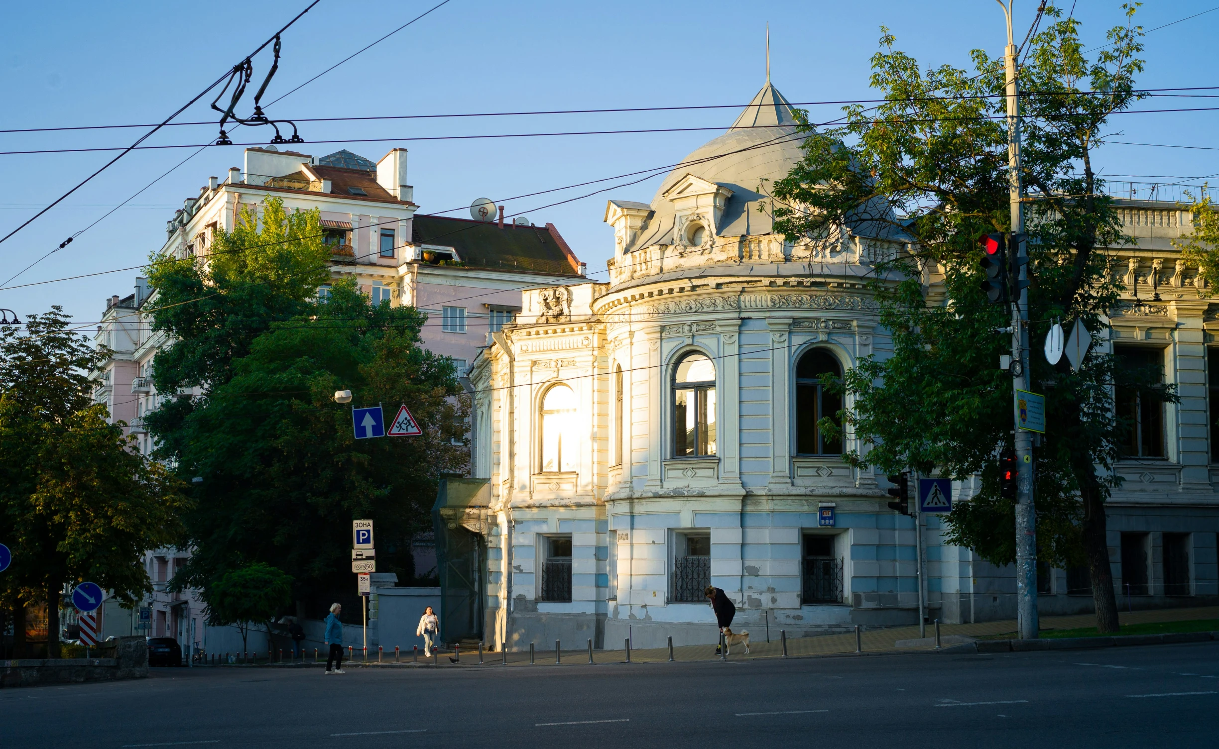 a building on a city street that is white