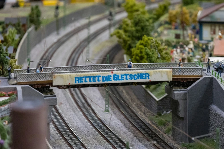 a miniature city train track is on display
