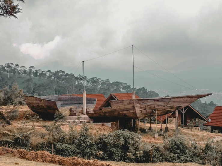 there are some boats that are parked in a field