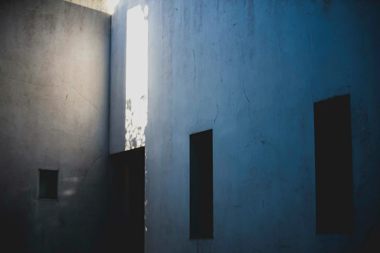 an image of sunlight shining into the sky