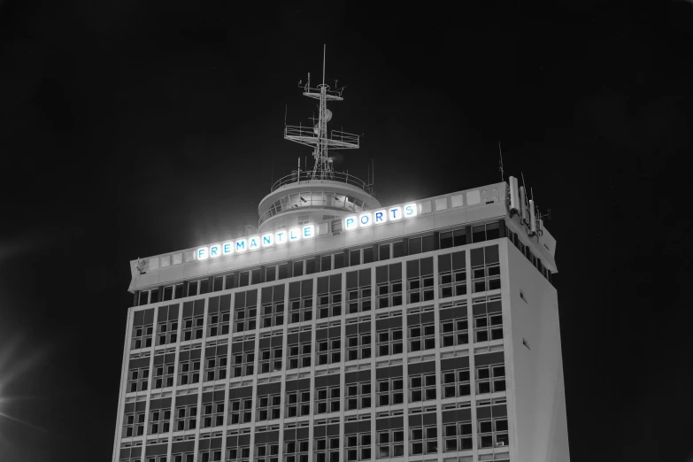 the sign for an electronics and computer store at night