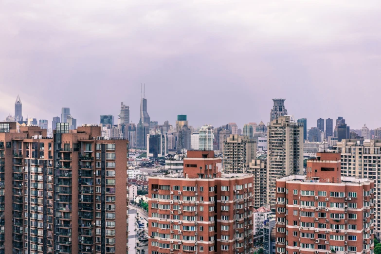 a city view with buildings, skyscrs and sky scrs