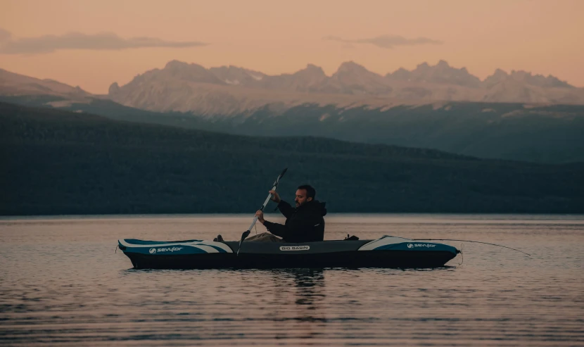 a man in a speed boat is in the water