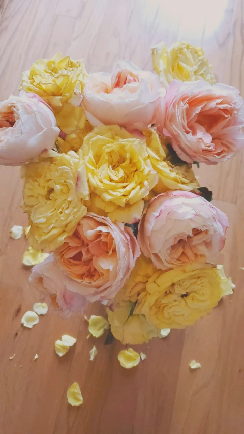 a bouquet of roses sitting on a table