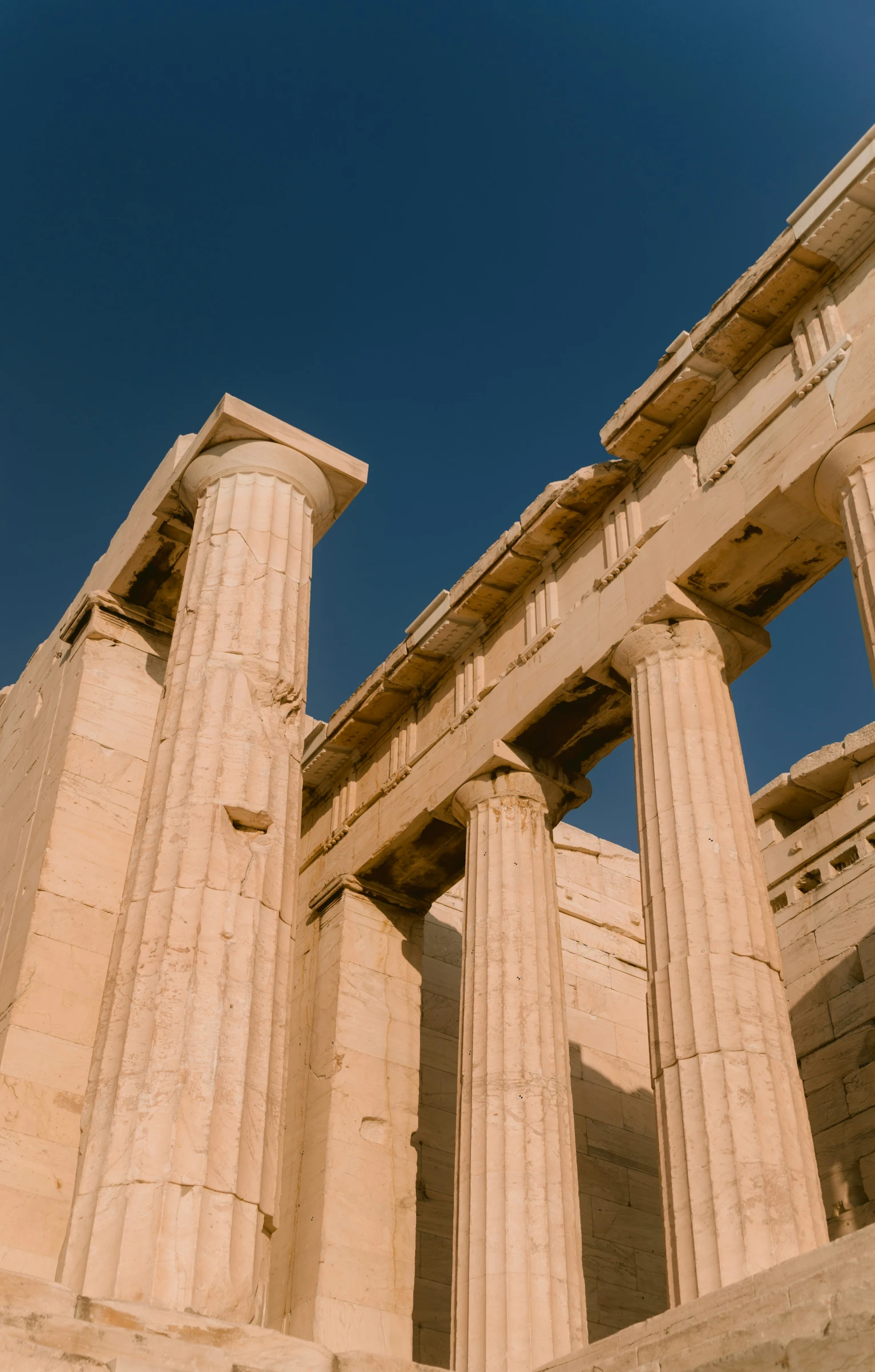 an ancient building with three columns and one pillar