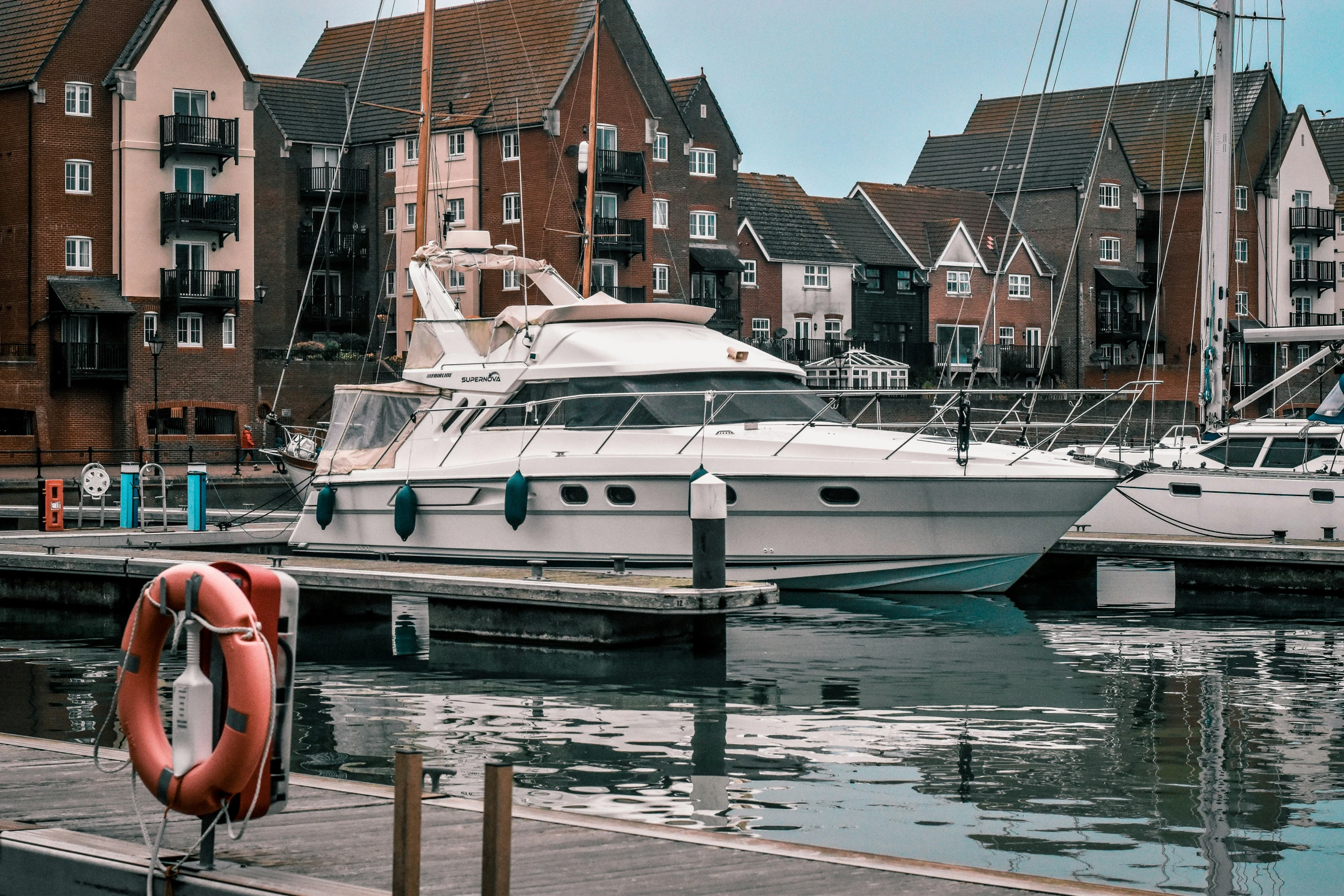 a boat is docked near many houses