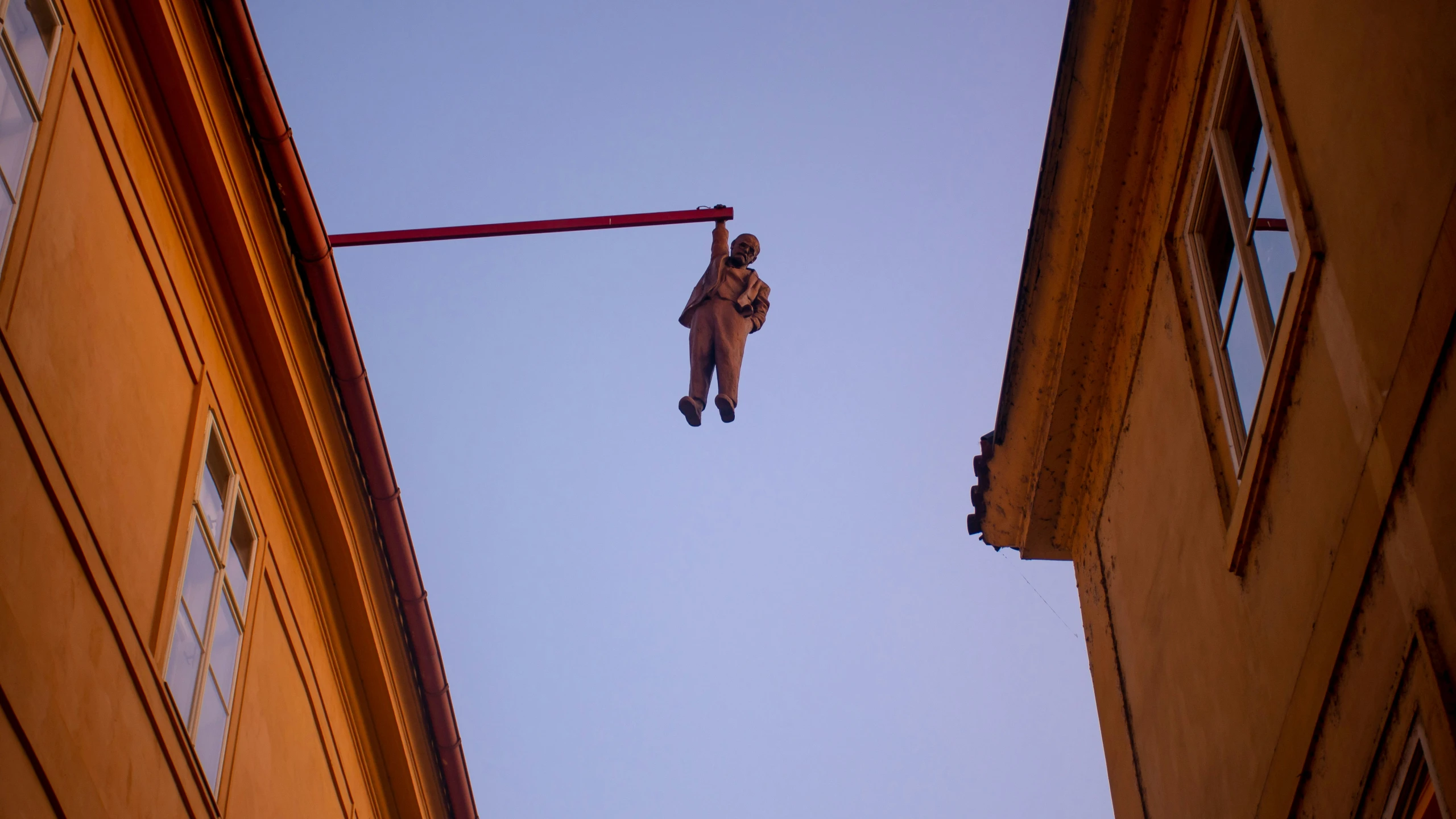 an upside down person is hanging off the side of a building