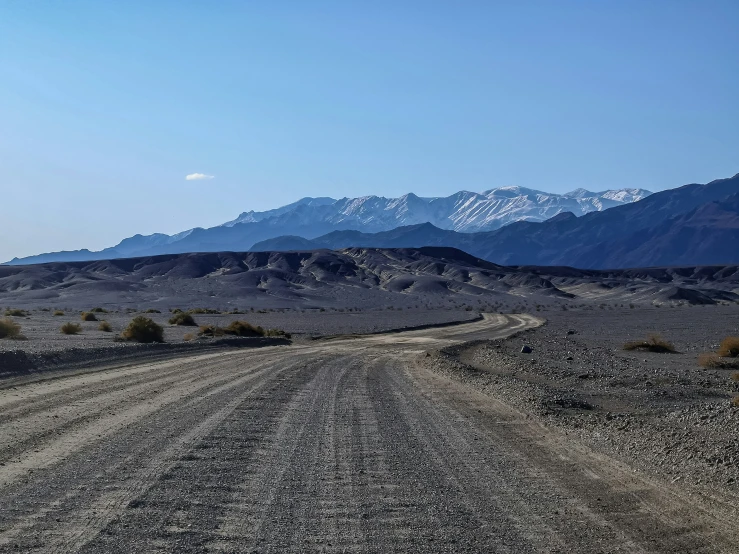 the mountains around this dirt road are not very tall