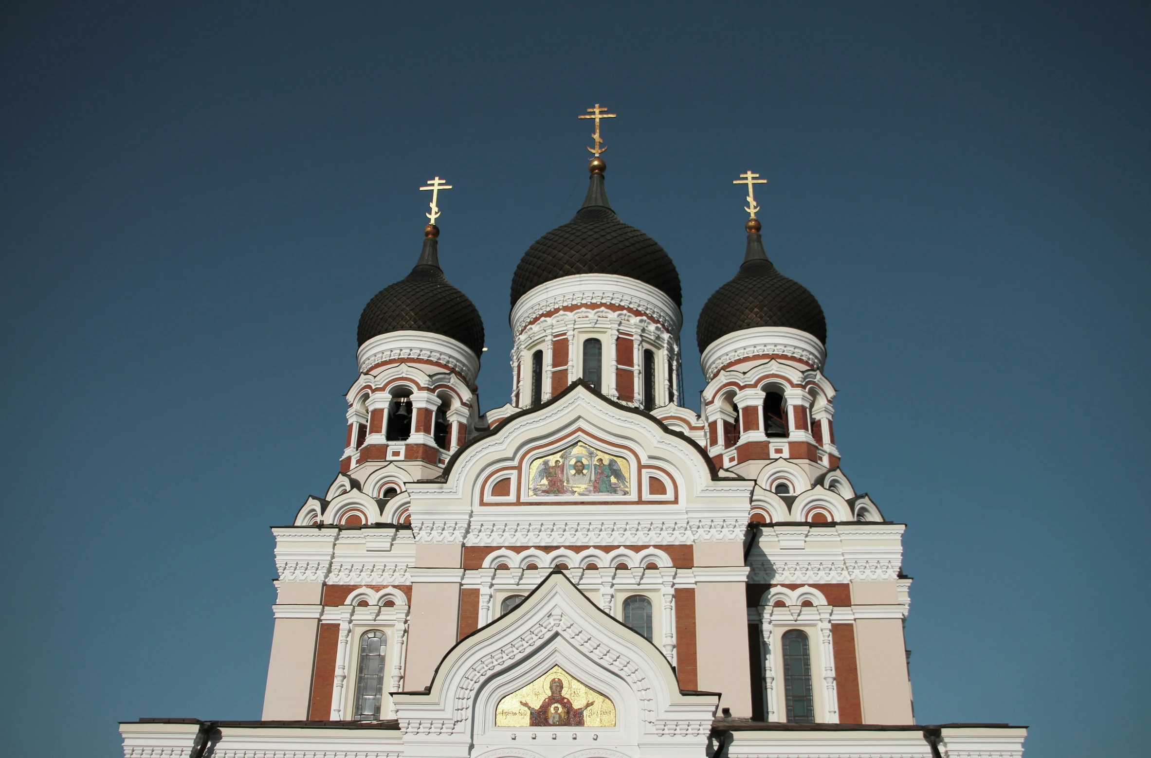 the dome of a large cathedral with steeples is shown