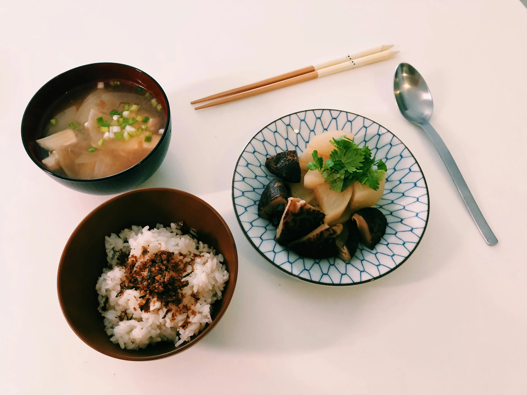 a couple of bowls that are on the table