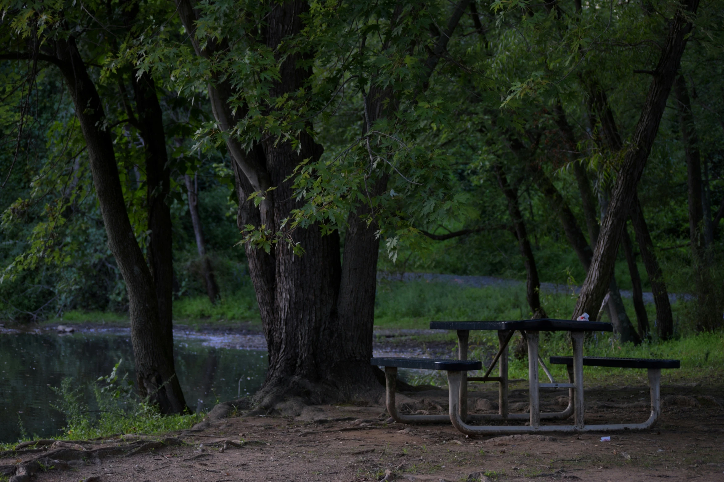 there are several tables by the water outside