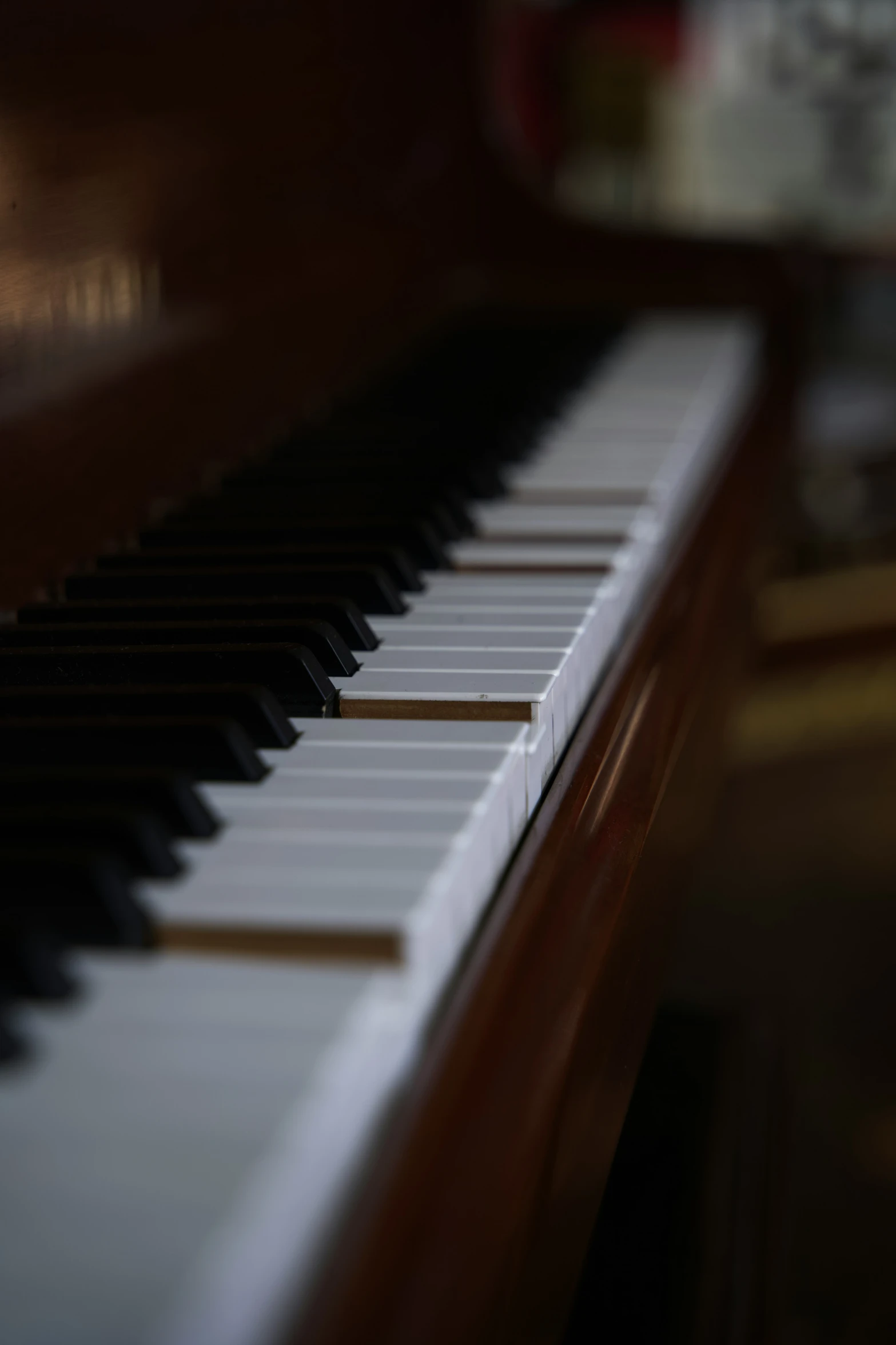 the top of an upright piano with black and white keys