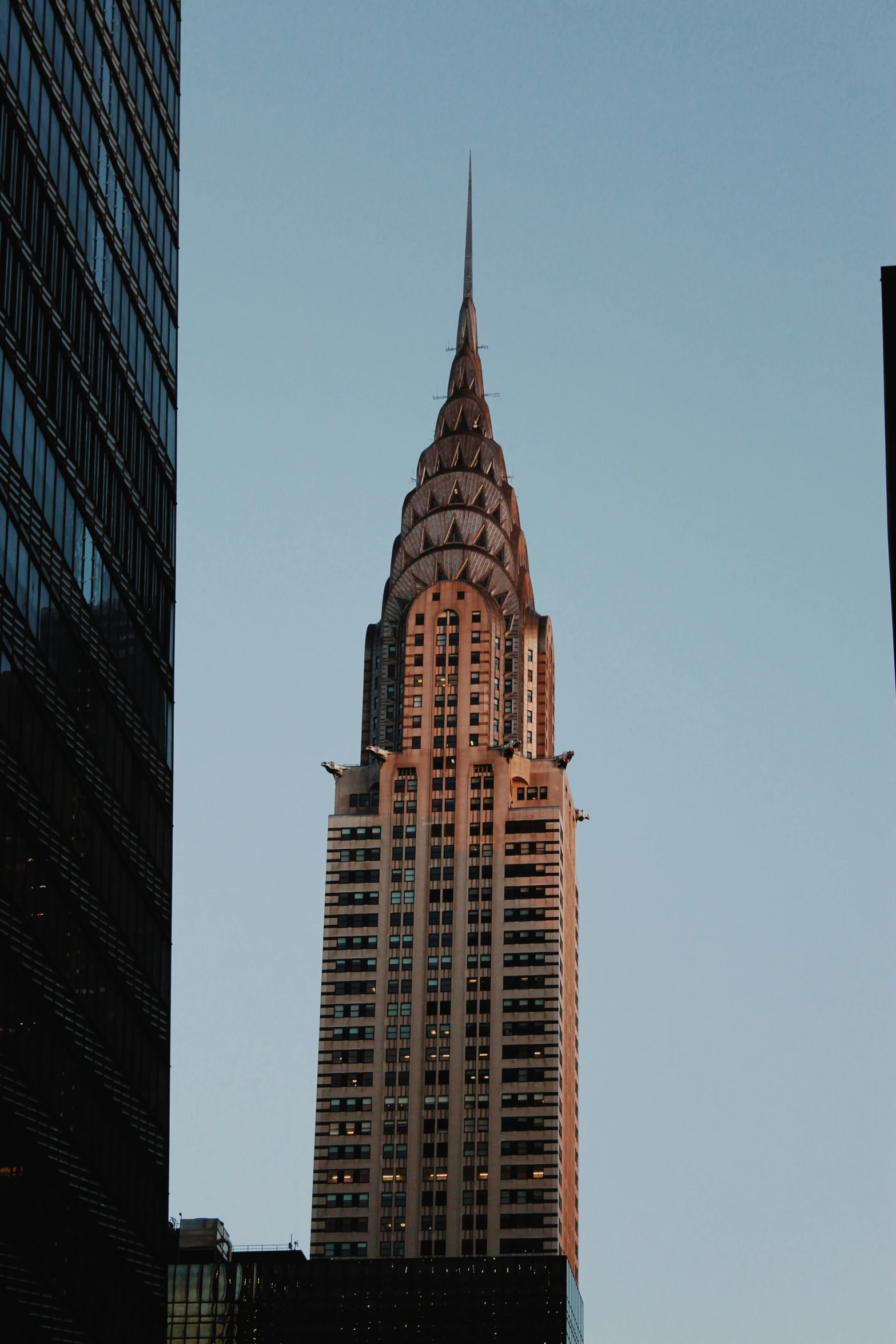 a tall building sitting between two other buildings