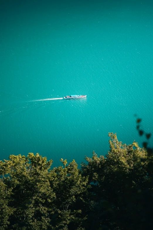 a boat traveling in the middle of an ocean