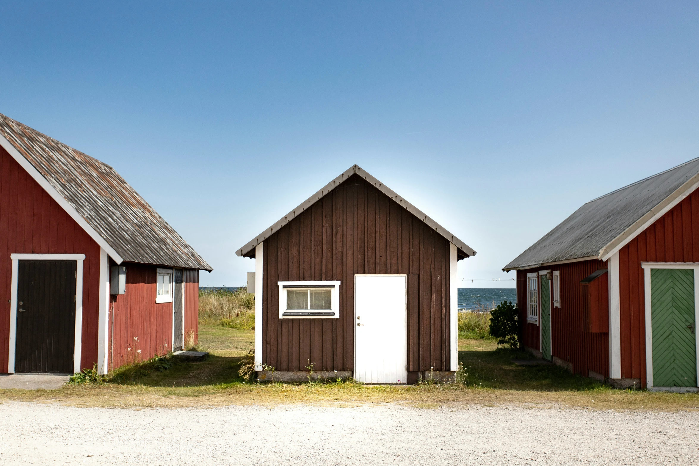 there are some red barns next to each other