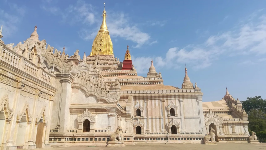 this is the top of a building that has golden domes