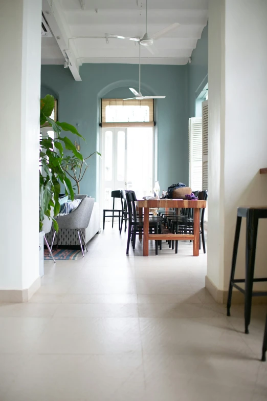 a room with two planters in the middle of the floor and several tables and chairs,