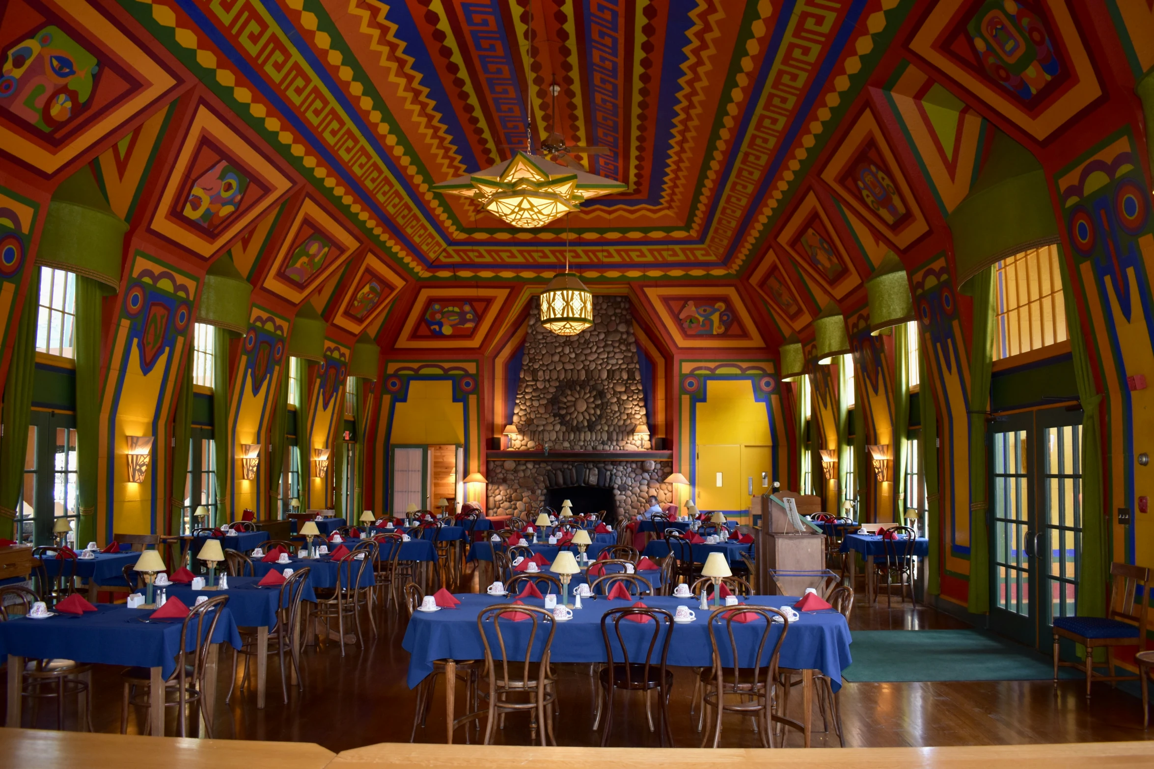 a room filled with lots of tables and chairs