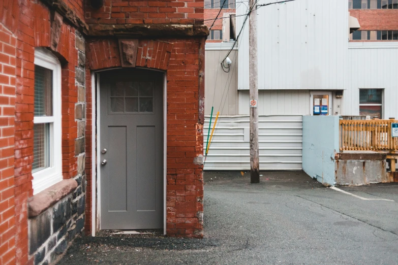 an image of an old building in the city