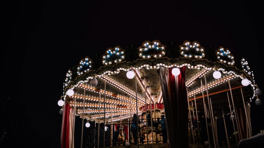 a close up of a carnival ride with lights on it