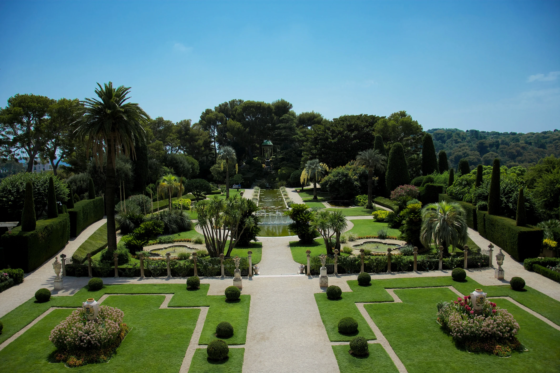 a very pretty garden with a lot of plants