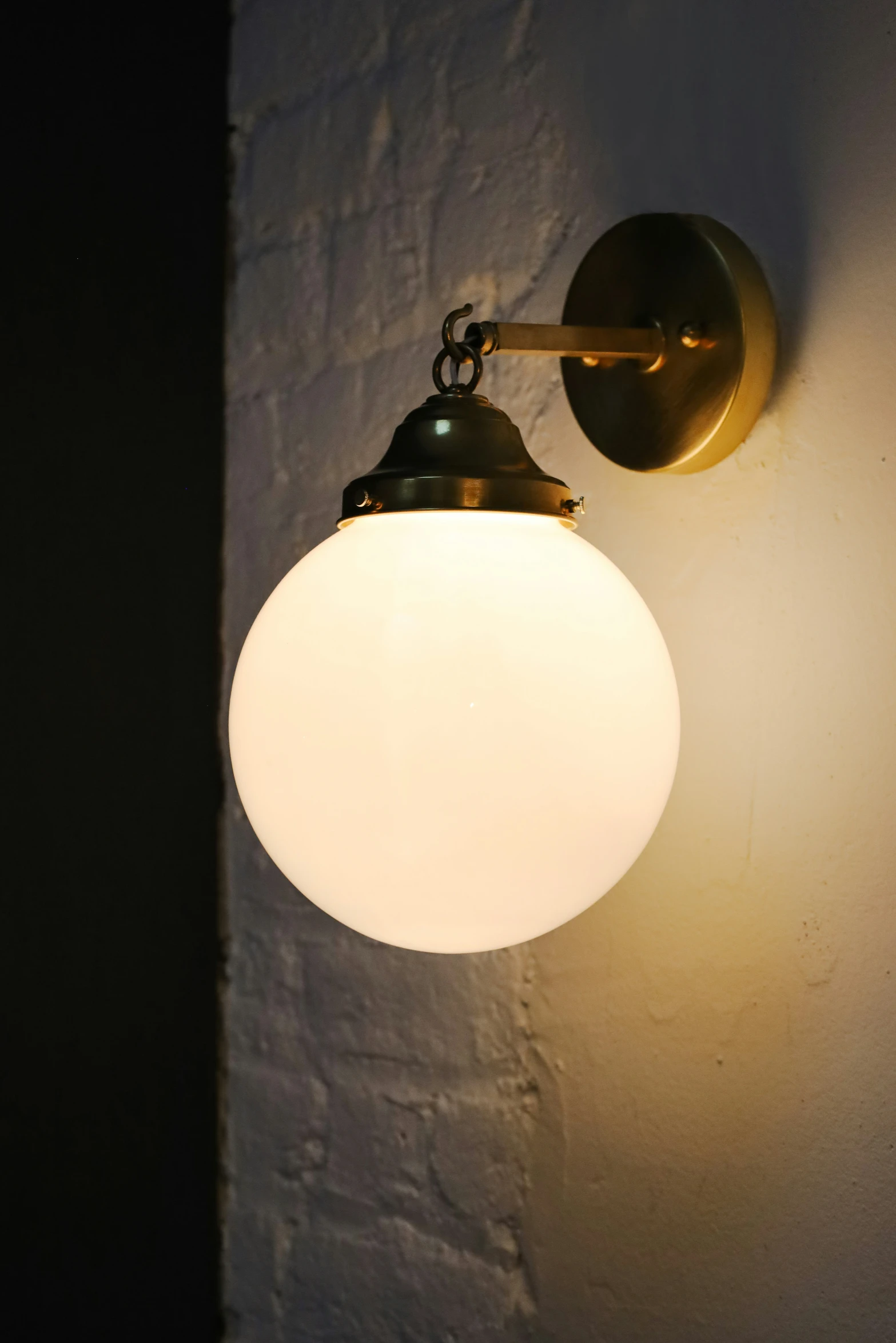 an old fashioned light fixture hanging on the wall