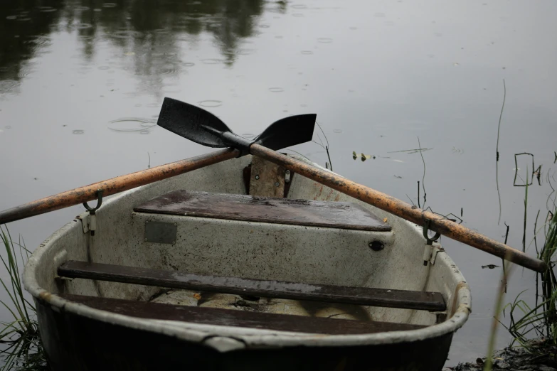 an old canoe is sitting in some grass